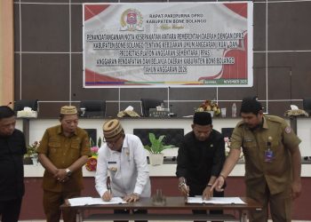 Bupati Ismet Mile didampingiWabup Risman Tolingguhu, Ketua DPRD, Faisal Yunus dan Wakil Ketua DPRD, Azan Piola saat menandatangani Nota Kesepakatan Kebijakan Umum Anggaran dan Prioritas Plafon Anggaran Sementara (KUA-PPAS) Tahun Anggaran 2026 dalam Sidang Paripurna DPRD Bone Bolango di Ruang Sidang Utama, Senin (3/11/2025). (F.Indra/Dislominfo)
