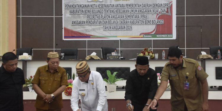 Bupati Ismet Mile didampingiWabup Risman Tolingguhu, Ketua DPRD, Faisal Yunus dan Wakil Ketua DPRD, Azan Piola saat menandatangani Nota Kesepakatan Kebijakan Umum Anggaran dan Prioritas Plafon Anggaran Sementara (KUA-PPAS) Tahun Anggaran 2026 dalam Sidang Paripurna DPRD Bone Bolango di Ruang Sidang Utama, Senin (3/11/2025). (F.Indra/Dislominfo)