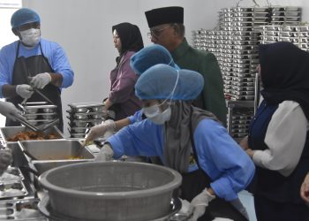 Bupati Ismet Mile saat meninjau langsung produksi makanan di dapur SPPG Makan Bergizi Gratis Desa Bongoime, Senin (3/11/2025). (F.Indra/Diskominfo)