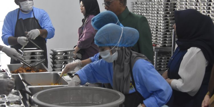 Bupati Ismet Mile saat meninjau langsung produksi makanan di dapur SPPG Makan Bergizi Gratis Desa Bongoime, Senin (3/11/2025). (F.Indra/Diskominfo)