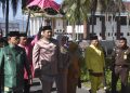 Bupati Ismet Mile didampingi Wabup Risman Tolingguhu saat menyambut Kepala Kejaksaan Negeri (Kejari) Bone Bolango yang baru, Feddy Hantyo Nugroho, bersama Ketua Ikatan Adhyaksa Dharmakarini (IAD), Dina Feddy Hantyo, melalui Prosesi Adat Mopotilolo, yang digelar di Rumah Dinas Kejaksaan Negeri Bone Bolango, Senin (3/11/2025). (F.Indra/Diskominfo)