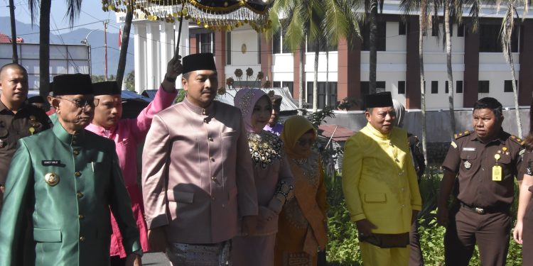 Bupati Ismet Mile didampingi Wabup Risman Tolingguhu saat menyambut Kepala Kejaksaan Negeri (Kejari) Bone Bolango yang baru, Feddy Hantyo Nugroho, bersama Ketua Ikatan Adhyaksa Dharmakarini (IAD), Dina Feddy Hantyo, melalui Prosesi Adat Mopotilolo, yang digelar di Rumah Dinas Kejaksaan Negeri Bone Bolango, Senin (3/11/2025). (F.Indra/Diskominfo)