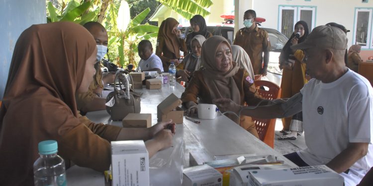 Warga Bone Pesisir Antusias Manfaatkan Pelayanan Cek Kesehatan Gratis
