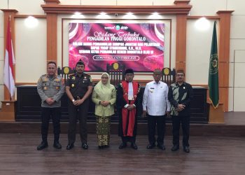Bupati Ismet Mile saat foto bersama dengan Ketua Pengadilan Negeri Gorontalo, Yusuf Syamsudin usai menghadiri prosesi pengambilan sumpah jabatan dan pelantikan di Ruang Sidang Pengadilan Tinggi Gorontalo, Selasa (4/11/2025). (F.Indra/Diskominfo)