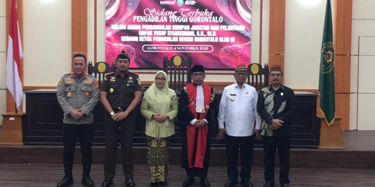Bupati Ismet Mile saat foto bersama dengan Ketua Pengadilan Negeri Gorontalo, Yusuf Syamsudin usai menghadiri prosesi pengambilan sumpah jabatan dan pelantikan di Ruang Sidang Pengadilan Tinggi Gorontalo, Selasa (4/11/2025). (F.Indra/Diskominfo)