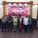 Bupati Ismet Mile saat foto bersama dengan Ketua Pengadilan Negeri Gorontalo, Yusuf Syamsudin usai menghadiri prosesi pengambilan sumpah jabatan dan pelantikan di Ruang Sidang Pengadilan Tinggi Gorontalo, Selasa (4/11/2025). (F.Indra/Diskominfo)