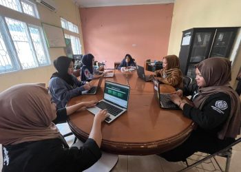 Mahasiswa Jurusan Sistem Informasi, Fakultas Sains dan Ilmu Komputer, Universitas Muhammadiyah Gorontalo (UMGo) yang sedang melaksanakan On Job Training sedang mengelola aplikasi Open Data Kabupaten Bone Bolango, Rabu (26/11/2025). (F.Indra/Diskominfo)