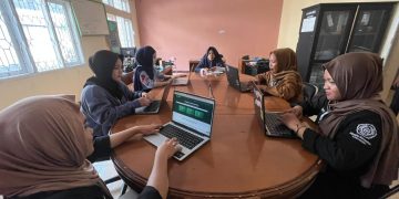 Mahasiswa Jurusan Sistem Informasi, Fakultas Sains dan Ilmu Komputer, Universitas Muhammadiyah Gorontalo (UMGo) yang sedang melaksanakan On Job Training sedang mengelola aplikasi Open Data Kabupaten Bone Bolango, Rabu (26/11/2025). (F.Indra/Diskominfo)