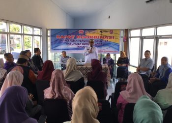 Bupati Ismet Mile didampingi Ketua T.P PKK, Ruwaida Mile saat membuka Rapat Koordinasi Percepatan Penurunan Stunting Kabupaten Bone Bolango Tahun 2025 di Gallery dan Coffee Shop Bone Bolango, Kamis (27/11/2025). (F.Indra/Diskominfo)