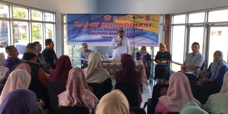 Bupati Ismet Mile didampingi Ketua T.P PKK, Ruwaida Mile saat membuka Rapat Koordinasi Percepatan Penurunan Stunting Kabupaten Bone Bolango Tahun 2025 di Gallery dan Coffee Shop Bone Bolango, Kamis (27/11/2025). (F.Indra/Diskominfo)