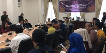 Ahmad Heryawan bersama Tim Badan Aspirasi Masyarakat (BAM) DPR RI saat berkunjung ke Kabupaten Bone Bolango dalam rangka menindaklanjuti persoalan peningkatan akses jalan di Kecamatan Pinogu yang diterima langsung oleh Gubernur Gusnar Ismail dan Bupati Bone Bolango, Ismet Mile di Ruang Rapat Bupati, Kamis (27/11/2025). (F.Indra/Diskominfo)