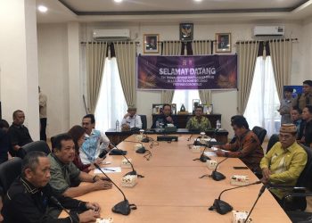 Bupati Ismet Mile didampingi Gubernur Gusnar Ismail saat menerima kunjungan Ketua Badan Aspirasi Masyarakat (BAM) DPR RI, Ahmad Heryawan bersama tim di Kabupaten Bone Bolango dalam rangka menindaklanjuti persoalan peningkatan akses jalan di Kecamatan Pinogu, Kamis (27/11/2025). (F.Indra/Diskominfo)