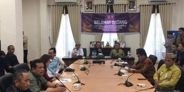 Bupati Ismet Mile didampingi Gubernur Gusnar Ismail saat menerima kunjungan Ketua Badan Aspirasi Masyarakat (BAM) DPR RI, Ahmad Heryawan bersama tim di Kabupaten Bone Bolango dalam rangka menindaklanjuti persoalan peningkatan akses jalan di Kecamatan Pinogu, Kamis (27/11/2025). (F.Indra/Diskominfo)