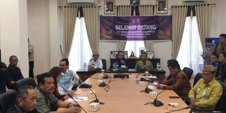 Bupati Ismet Mile didampingi Gubernur Gusnar Ismail saat menerima kunjungan Ketua Badan Aspirasi Masyarakat (BAM) DPR RI, Ahmad Heryawan bersama tim di Kabupaten Bone Bolango dalam rangka menindaklanjuti persoalan peningkatan akses jalan di Kecamatan Pinogu, Kamis (27/11/2025). (F.Indra/Diskominfo)