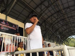 Sekretaris Daerah Bone Bolango, Iwan Mustapa saat membuka Kejuaraan Daerah (Kejurda) Atletik Gorontalo 2025 di GOR Harapan dan Prestasi, Kamis (27/11/2025). (F.Indra/Diskominfo)