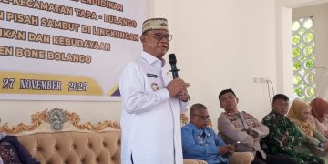 Bupati Ismet MIile saat menghadiri kegiatan Pembinaan Guru dan Tenaga Kependidikan yang dirangkaikan dengan Pisah Sambut Pejabat di Lingkungan Dinas Pendidikan dan Kebudayaan Bone Bolango di BPU Kecamatan Tapa, Kamis (27/11/2025). (F.Fauzi/Diskominfo)