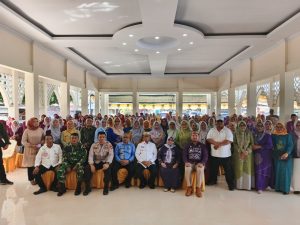 Bupati Ismet MIile saat menghadiri kegiatan Pembinaan Guru dan Tenaga Kependidikan yang dirangkaikan dengan Pisah Sambut Pejabat di Lingkungan Dinas Pendidikan dan Kebudayaan Bone Bolango di BPU Kecamatan Tapa, Kamis (27/11/2025). (F.Rio/Magang Diskominfo)