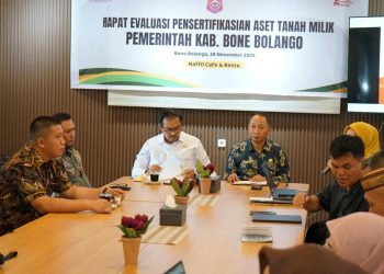 Kejaksaan Negeri Bone Bolango menghadiri Rapat Evaluasi sekaligus Mediasi terkait proses Pengsertifikasian Aset Tanah Pemerintah Daerah Kabupaten Bone Bolango. Kegiatan ini berlangsung di Naffil Cafe & Resto, Desa Moutong, Kecamatan Tilongkabila, Kabupaten Bone Bolango. (F,Istimewa)