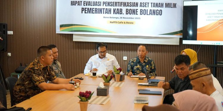 Kejaksaan Negeri Bone Bolango menghadiri Rapat Evaluasi sekaligus Mediasi terkait proses Pengsertifikasian Aset Tanah Pemerintah Daerah Kabupaten Bone Bolango. Kegiatan ini berlangsung di Naffil Cafe & Resto, Desa Moutong, Kecamatan Tilongkabila, Kabupaten Bone Bolango. (F,Istimewa)