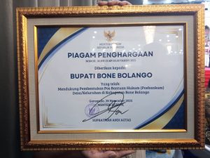 Piagam Penghargaan dari Menteri Hukum Republik Indonesia sebagai bentuk apresiasi atas komitmen dan dukungan Bupati Bone Bolango dalam pembentukan Pos Bantuan Hukum (Posbankum) di desa dan kelurahan se-Bone Bolango.