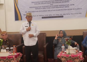 Bupati Ismet Mile didampingi Ketua T.P PKK Bone Bolango, Ruwaida Ismet Mile saat membuka Bimbingan Teknis Pengurus BUMDes di Fox Hotel Kota Gorontalo, Jumat (28/11/2025). (F. Rio/Magang)