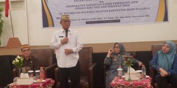 Bupati Ismet Mile didampingi Ketua T.P PKK Bone Bolango, Ruwaida Ismet Mile saat membuka Bimbingan Teknis Pengurus BUMDes di Fox Hotel Kota Gorontalo, Jumat (28/11/2025). (F. Rio/Magang)