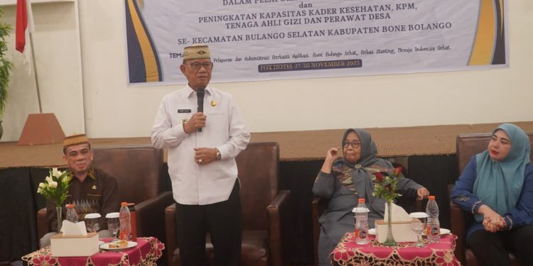 Bupati Ismet Mile didampingi Ketua T.P PKK Bone Bolango, Ruwaida Ismet Mile saat membuka Bimbingan Teknis Pengurus BUMDes di Fox Hotel Kota Gorontalo, Jumat (28/11/2025). (F. Rio/Magang)
