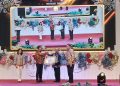 Bupati Ismet Mile didampingi Gubernur Gusnar Ismail saat menerima piagam penghargaan dari Menteri Hukum RI, Supratman Andi Agtas di Azlea Convention Center, Kota Gorontalo, Jumat (28/11/2025). (F.Sandi/Diskominfo)