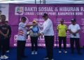 Bupati Ismet Mile saat menerima secara simbolis bantuan mobil pengangkut sampah yang diserahkan oleh Gubernur Gusnar Ismail dan Wagub Idah Syahidah Rusli Habibie pada Semarak HUT Provinsi Gorontalo ke-25 di Bone Bolango, Minggu (30/11/2025). (F.Indra/Diskominfo)