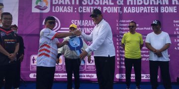 Bupati Ismet Mile saat menerima secara simbolis bantuan mobil pengangkut sampah yang diserahkan oleh Gubernur Gusnar Ismail dan Wagub Idah Syahidah Rusli Habibie pada Semarak HUT Provinsi Gorontalo ke-25 di Bone Bolango, Minggu (30/11/2025). (F.Indra/Diskominfo)