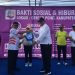 Bupati Ismet Mile saat menerima secara simbolis bantuan mobil pengangkut sampah yang diserahkan oleh Gubernur Gusnar Ismail dan Wagub Idah Syahidah Rusli Habibie pada Semarak HUT Provinsi Gorontalo ke-25 di Bone Bolango, Minggu (30/11/2025). (F.Indra/Diskominfo)