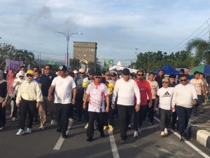 Bupati Ismet Mile mendampingi Gubernur Gusnar Ismail dan Wagub Idah Syahidah Rusli Habibie saat melakukan jalan sehat bersama yang merupakan Semarak HUT Provinsi Gorontalo ke-25 di Kabupaten Bone Bolango, Minggu (30/11/2025). (F.Indra/Diskominfo)