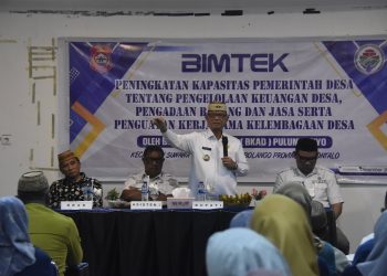 Bupati Ismet Mile saat membuka Bimbingan Teknis Peningkatan Kapasitas Pemerintah Desa Tentang Pengelolaan Keuangan Desa, Pengadaan Barang dan Jasa serta Penguatan Kerja Sama Kelembagaan Desa se Kecamatan Suwawa di Hotel Toewawa, Rabu (3/12/2025). (F.AKP/Diskominfo)