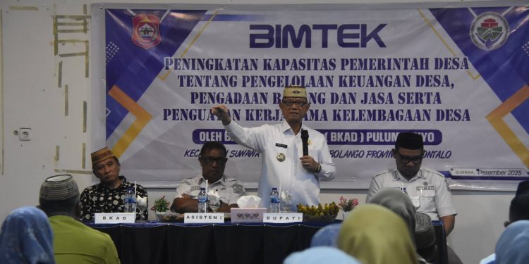 Bupati Ismet Mile saat membuka Bimbingan Teknis Peningkatan Kapasitas Pemerintah Desa Tentang Pengelolaan Keuangan Desa, Pengadaan Barang dan Jasa serta Penguatan Kerja Sama Kelembagaan Desa se Kecamatan Suwawa di Hotel Toewawa, Rabu (3/12/2025). (F.AKP/Diskominfo)