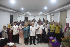 Bupati Ismet Mile saat foto bersama dengan peserta Bimbingan Teknis Peningkatan Kapasitas Pemerintah Desa Tentang Pengelolaan Keuangan Desa, Pengadaan Barang dan Jasa serta Penguatan Kerja Sama Kelembagaan Desa se Kecamatan Suwawa di Hotel Toewawa, Rabu (3/12/2025). (F.AKP/Diskominfo)