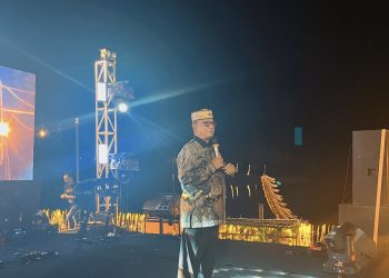 Bupati Ismet Mile didampingi Sekda Iwan Mustapa dan Ketua T.P PKK Ruwaida Ismet Mile pada pembukaan festival yang digelar meriah di Kawasan Danau Perintis, Minggu (30/11/2025) malam tadi. (F.Indra/Diskominfo)