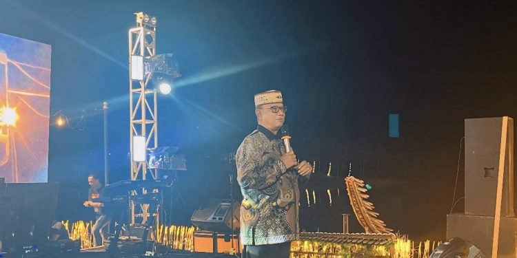 Bupati Ismet Mile didampingi Sekda Iwan Mustapa dan Ketua T.P PKK Ruwaida Ismet Mile pada pembukaan festival yang digelar meriah di Kawasan Danau Perintis, Minggu (30/11/2025) malam tadi. (F.Indra/Diskominfo)