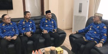 Bupati Bone Bolango, Ismet Mile menerima audiensi dari Kepala Kantor Wilayah Direktorat Imigrasi Gorontalo, Agung Sampurno di Ruang Kerja Bupati, Senin (1/12/2025). (F.Indra/Diskominfo)