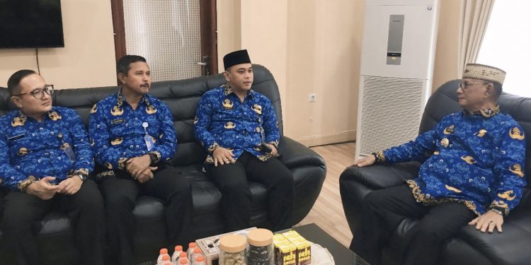 Bupati Bone Bolango, Ismet Mile menerima audiensi dari Kepala Kantor Wilayah Direktorat Imigrasi Gorontalo, Agung Sampurno di Ruang Kerja Bupati, Senin (1/12/2025). (F.Indra/Diskominfo)
