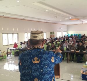 Bupati Ismet Mile saat membuka Pelatihan Peningkatan Kapasitas Pengurus Koperasi Desa Merah Putih (KDKMP) Tahun 2025 di Gedung Koperasi Kartini Kabila, Senin (1/12/2025). (F.Indra/Diskominfo)