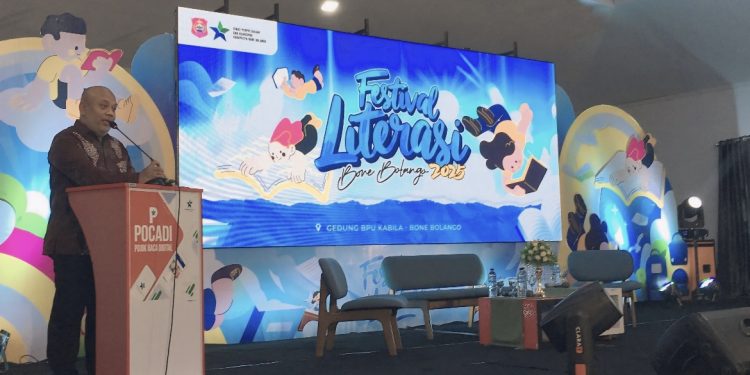 Kepala Pusat Analisis Perpustakaan dan Pengembangan Budaya Baca, Nurhadi Saputra, pada pembukaan Festival Literasi Bone Bolango tahun 2025 yang dilaksanakan di BPU Kabila, Selasa (2/12/2025). (F.Indra/Diskominfo)