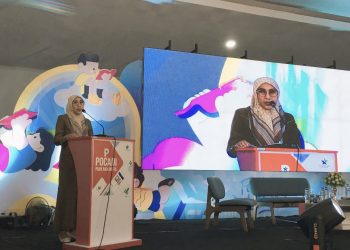 Kepala Dinas Perpustakaan dan Kearsipan Bone Bolango, Mesalina Vivi Saputra saat memberikan sambutan pada pembukaan Festival Literasi 2025 di BPU Kabila, Selasa (2/12/2025). (F.Indra/Diskominfo)