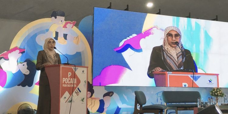 Kepala Dinas Perpustakaan dan Kearsipan Bone Bolango, Mesalina Vivi Saputra saat memberikan sambutan pada pembukaan Festival Literasi 2025 di BPU Kabila, Selasa (2/12/2025). (F.Indra/Diskominfo)