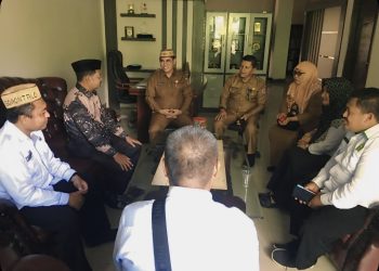 Sekretaris Daerah Bone Bolango, Iwan Mustapa menerima Audiensi Kepala Kantor Kementerian Haji dan Umrah Bone Bolango, Abdulrahman Yusuf bersama jajaran di Ruang Kerja Sekda, Selasa (2/12/2025). (F.Indra/Diskominfo)
