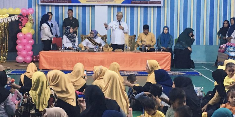 Bupati Bone Bolango, Ismet Mile, bersama Ketua Tim Pembina Posyandu Bone Bolango, Ruwaida Ismet Mile, menghadiri pelaksanaan Posyandu Integrasi Layanan Primer yang dirangkaikan dengan Wisuda Balita Posyandu Nusa Indah di Desa Bongopini, Kecamatan Tilongkabila, Rabu (3/12/2025). (F.Indra/Gopos)
