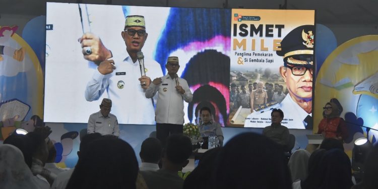Bupati Bone Bolango, Ismet Mile, tampil sebagai keynote speaker pada Bedah Buku “Ismet Mile Panglima Pemekaran dan Si Gembala Sapi” yang digelar di BPU Kabila, Rabu (3/12/2025). (F.AKP/Diskominfo)
