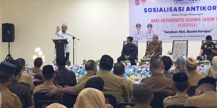 Bupati Bone Bolango, Ismet Mile didampingi Sekda Iwan Mustapa saat membuka Sosialisasi Antikorupsi dalam rangka memperingati Hari Antikorupsi Sedunia (HAKORDIA) 2025 yang dilaksanakan di Ruang Lupa Lelah Kantor Bupati, Selasa (9/12/2025). (F.Indra/Diskominfo)