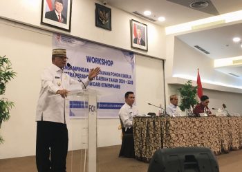 Bupati Ismet Mile didampingi Sekda Iwan Mustapa saat membuka Workshop Pendampingan Penyusunan Pohon Kinerja Renstra Perangkat Daerah Tahun 2025–2029 bersama Tim KemenpanRB di Fox Hotel Gorontalo, Rabu (10/12/2025). (F.Indra/Diskominfo)