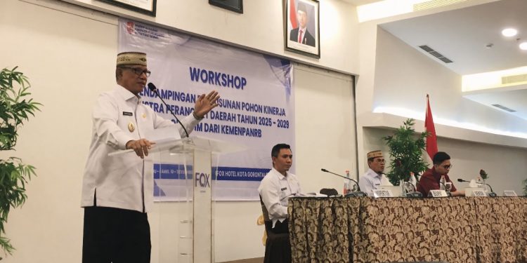 Bupati Ismet Mile didampingi Sekda Iwan Mustapa saat membuka Workshop Pendampingan Penyusunan Pohon Kinerja Renstra Perangkat Daerah Tahun 2025–2029 bersama Tim KemenpanRB di Fox Hotel Gorontalo, Rabu (10/12/2025). (F.Indra/Diskominfo)