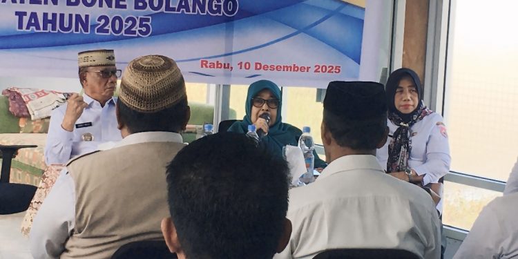 Ketua T.P PKK Bone Bolango Ruwaida Ismet Mile saat menghadiri Rapat Koordinasi Percepatan Penurunan Stunting Tahun 2025 yang digelar di Gallery dan Coffee Shop Bone Bolango, Rabu (10/12/2025). (F.Indra/Diskominfo)
